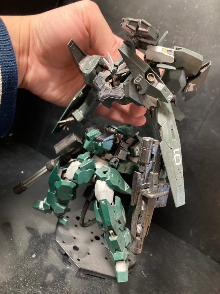 そのまま上下を繋いで(マグネットで合体)背部パーツをジョイントで繋げたらガンダムルブリスウル＋ソーンの完成です。かなりの大型機になり迫力があります。実際のところ、可変合体じゃなくても、ソーンの撃破後に改修して上下繋げたウル＋ソーンの機体が出現するんじゃないか、って思ったんですけど、そんな事ありませんでしたw