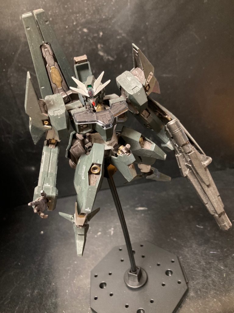ガンダムルブリス ソーンかなり変わったデザインですが、本機は特殊な体型や軽量化による機動性能の強化と、ビームディフューズガンによる射撃性能の高さを生かした、味方機のバックアップに長けた機体となっている。
