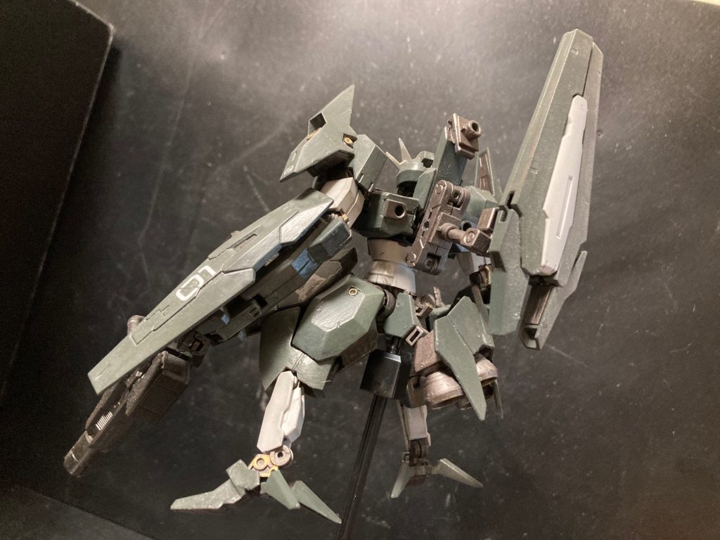 とはいえ単機での性能も十分高く、GUNDフォーマットによる追従性の高さも相まって生半可な機体では相手にならないほど。それにしても、驚くほど下半身が小さく特異なデザインです。