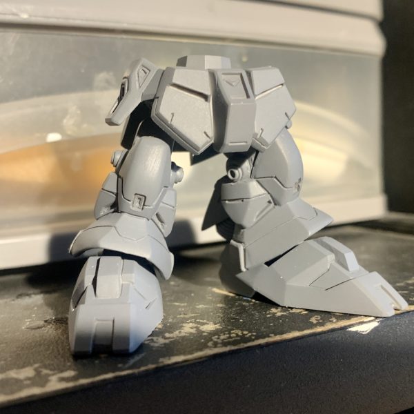 上半身はほぼ終わりました。ライフルは薄っぺらなのでプラ板から作成ふくらはぎのスラスターが無いので作成サフ吹いて仮組みしてみました。なんかイマイチなんですよねぇ。（7枚目）