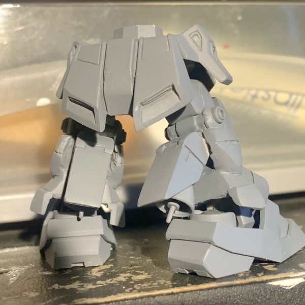 上半身はほぼ終わりました。ライフルは薄っぺらなのでプラ板から作成ふくらはぎのスラスターが無いので作成サフ吹いて仮組みしてみました。なんかイマイチなんですよねぇ。（6枚目）