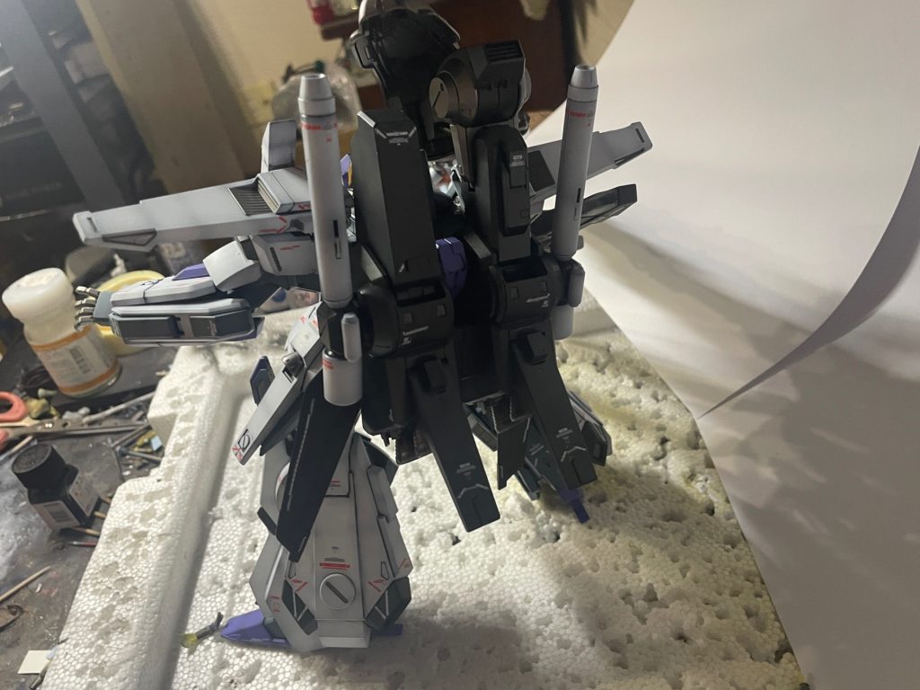 後ろから。バックパックはフルアーマーZZとは違い、通常のZZの物なので、少し小さく見えます。かなりの重量なのですが、各部の固定がしっかりしている為、この図体でもしっかり自立します。