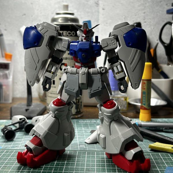 胸のところのパネルラインが顔に見えたから目に見える箇所埋めました。笑しかしこの青いパーツが粘っこいプラでスジボリ超しにくいです😅こうUPで見るともっとヤスリ入れて面と角をピシッとした方が良いかもしれん。肩のところは何か良い感じに彫れた。今日は時間取れて少し進んだぞい😙（3枚目）