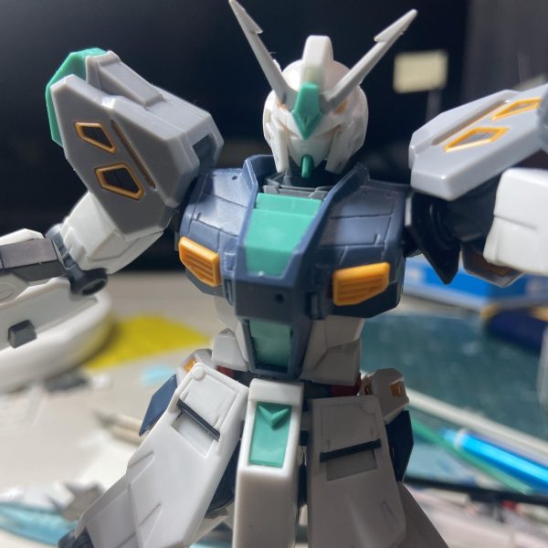 始めたはいいのですが、量産型νガンダムがカッコ良すぎてディテールアップの沼にハマってしまいました😭なんですかこのイケメンは！！見えなくなるのにスジボリ、スタイル変更に全力出してます😆とりあえずフェイスを奥まらせて小顔化。ヘルメットのバランス変更。胴体の延長。腰の位置を高く改造。シュッとした量産型νガンダムにしてます。インコムユニットも付けちゃいそうです。（そのうち発売すると思いますけどね…）ガワ（本体）のカッコ良さも異常なのでどう改造しようか楽しみです😆ミキシングコンは無理そうですね…&nbsp;（4枚目）