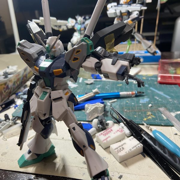 量産型νガンダム　インコムユニットでっちあげ中です。スクラッチはEX-Sのプロペラントで疲れたのでジャンクででっちあげ作戦してます😆シナンジュっぽく横に展開、スラスター追加し、ハイニューぽいスタイル目指してます。盆休みで作業捗って最高ですね☀️（5枚目）