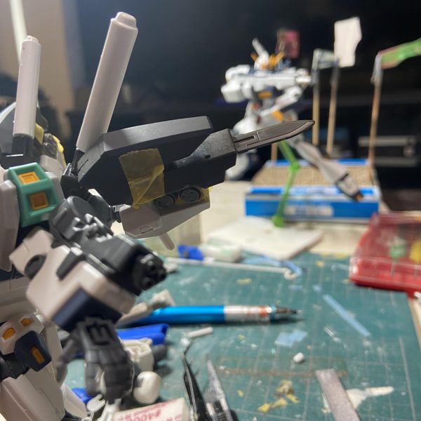 量産型νガンダム　インコムユニットでっちあげ中です。スクラッチはEX-Sのプロペラントで疲れたのでジャンクででっちあげ作戦してます😆シナンジュっぽく横に展開、スラスター追加し、ハイニューぽいスタイル目指してます。盆休みで作業捗って最高ですね☀️（6枚目）