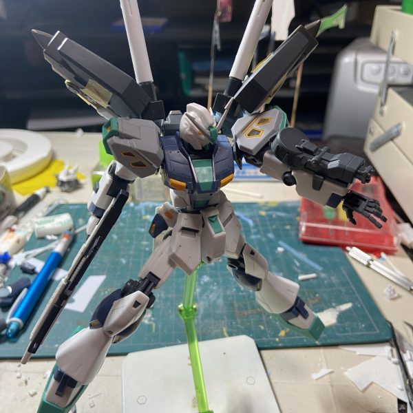量産型νガンダム　インコムユニットでっちあげ中です。スクラッチはEX-Sのプロペラントで疲れたのでジャンクででっちあげ作戦してます😆シナンジュっぽく横に展開、スラスター追加し、ハイニューぽいスタイル目指してます。盆休みで作業捗って最高ですね☀️（3枚目）
