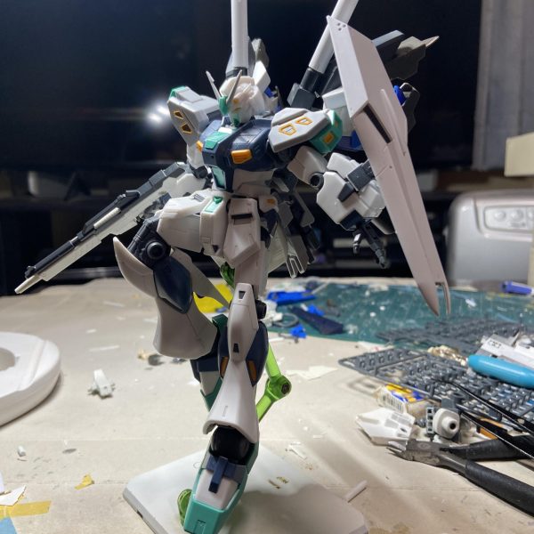 量産型νガンダム　スタイル変更だいたい完了しました。アリュゼウスも一緒に飾りたくなり、もう一つ買ってしまいました🤣スタイル変更は　　•小顔化　　•腰位置変更　　•下腹部ほっそり化&延長　　•膝部可動拡大以上となってます。だいぶシュッとした感じになりました☺️インコムユニットもいい感じになってきたのでそろそろ塗装しようかと思います。…でも暑いのでヤダなー😭&nbsp;（7枚目）