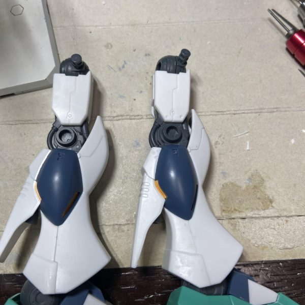 量産型νガンダム　スタイル変更だいたい完了しました。アリュゼウスも一緒に飾りたくなり、もう一つ買ってしまいました🤣スタイル変更は　　•小顔化　　•腰位置変更　　•下腹部ほっそり化&延長　　•膝部可動拡大以上となってます。だいぶシュッとした感じになりました☺️インコムユニットもいい感じになってきたのでそろそろ塗装しようかと思います。…でも暑いのでヤダなー😭&nbsp;（5枚目）