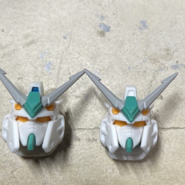 量産型νガンダム　スタイル変更だいたい完了しました。アリュゼウスも一緒に飾りたくなり、もう一つ買ってしまいました🤣スタイル変更は　　•小顔化　　•腰位置変更　　•下腹部ほっそり化&延長　　•膝部可動拡大以上となってます。だいぶシュッとした感じになりました☺️インコムユニットもいい感じになってきたのでそろそろ塗装しようかと思います。…でも暑いのでヤダなー😭&nbsp;（2枚目）