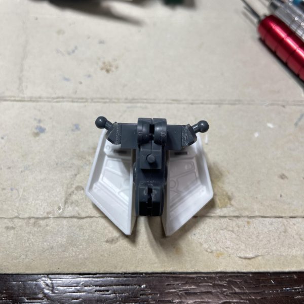 量産型νガンダム　スタイル変更だいたい完了しました。アリュゼウスも一緒に飾りたくなり、もう一つ買ってしまいました🤣スタイル変更は　　•小顔化　　•腰位置変更　　•下腹部ほっそり化&延長　　•膝部可動拡大以上となってます。だいぶシュッとした感じになりました☺️インコムユニットもいい感じになってきたのでそろそろ塗装しようかと思います。…でも暑いのでヤダなー😭&nbsp;（6枚目）