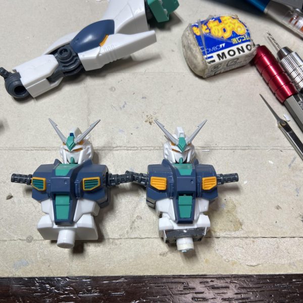 量産型νガンダム　スタイル変更だいたい完了しました。アリュゼウスも一緒に飾りたくなり、もう一つ買ってしまいました🤣スタイル変更は　　•小顔化　　•腰位置変更　　•下腹部ほっそり化&延長　　•膝部可動拡大以上となってます。だいぶシュッとした感じになりました☺️インコムユニットもいい感じになってきたのでそろそろ塗装しようかと思います。…でも暑いのでヤダなー😭&nbsp;（3枚目）