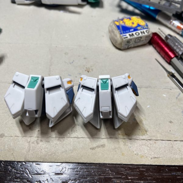 量産型νガンダム　スタイル変更だいたい完了しました。アリュゼウスも一緒に飾りたくなり、もう一つ買ってしまいました🤣スタイル変更は　　•小顔化　　•腰位置変更　　•下腹部ほっそり化&延長　　•膝部可動拡大以上となってます。だいぶシュッとした感じになりました☺️インコムユニットもいい感じになってきたのでそろそろ塗装しようかと思います。…でも暑いのでヤダなー😭&nbsp;（4枚目）