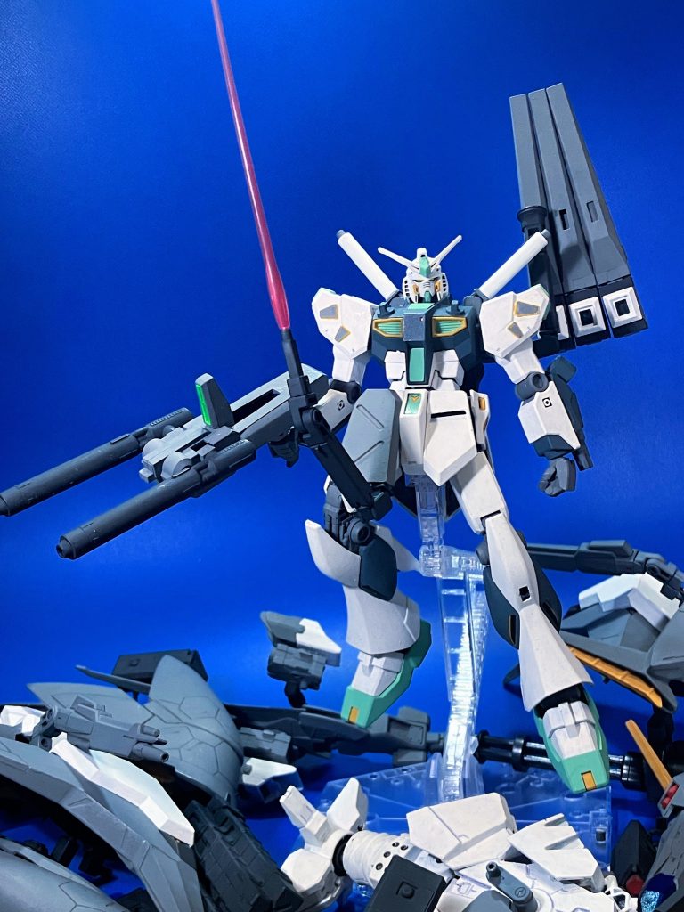 パーツを全てパージし中からEG量産型ニューガンダム（キルケーの魔女版）が出てきます。これもパーツを別の位置に取り替えたりせず、ただパーツを外すだけで半壊状態の再現と全パージが可能です。3mmジョイントと磁石でパージ可能。背部のビームサーベル（ビームキャノン）は可動で展開します。本家と違い追加装甲はありません。