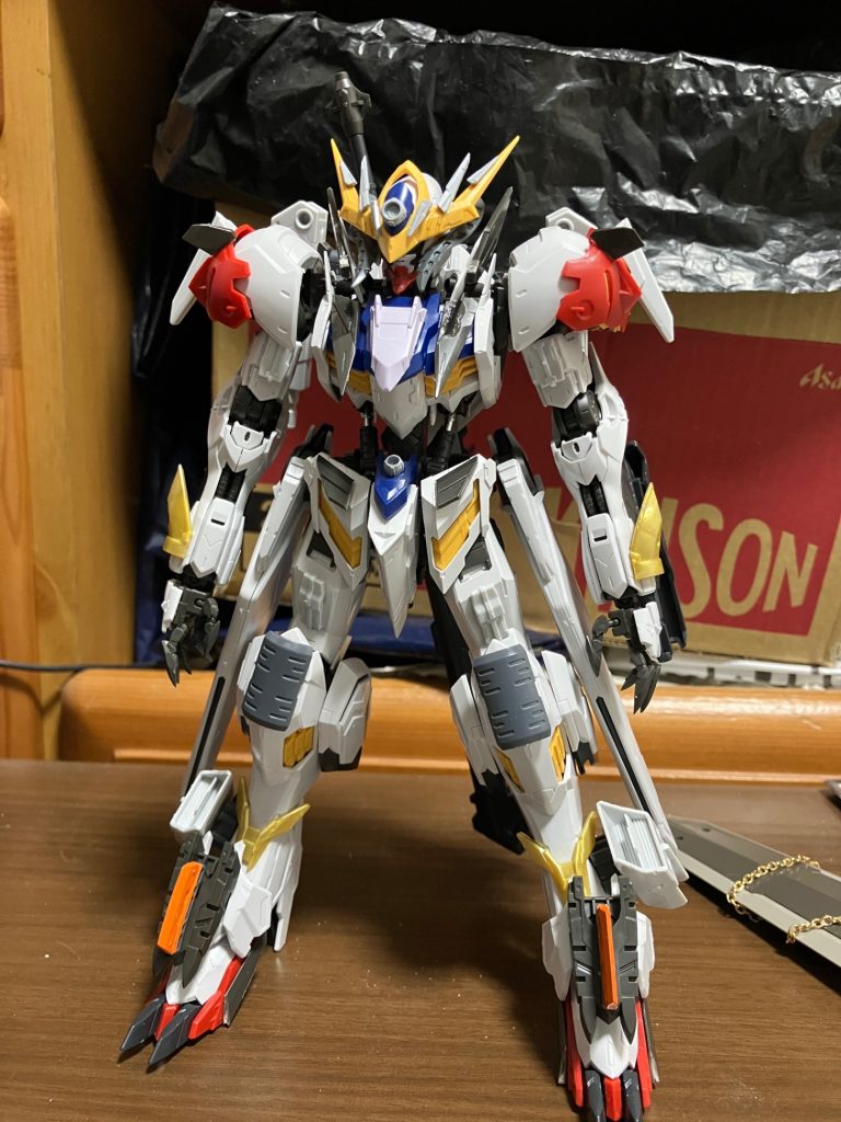 製作工程ジャンクパーツだけでなく30MMのオプションパーツや使ってない武器のパーツをバラバラにして装甲のボリュームを増やしていますそして塗装したらめちゃくちゃ雰囲気が変わりましたいやぁ色の魔術って凄い！