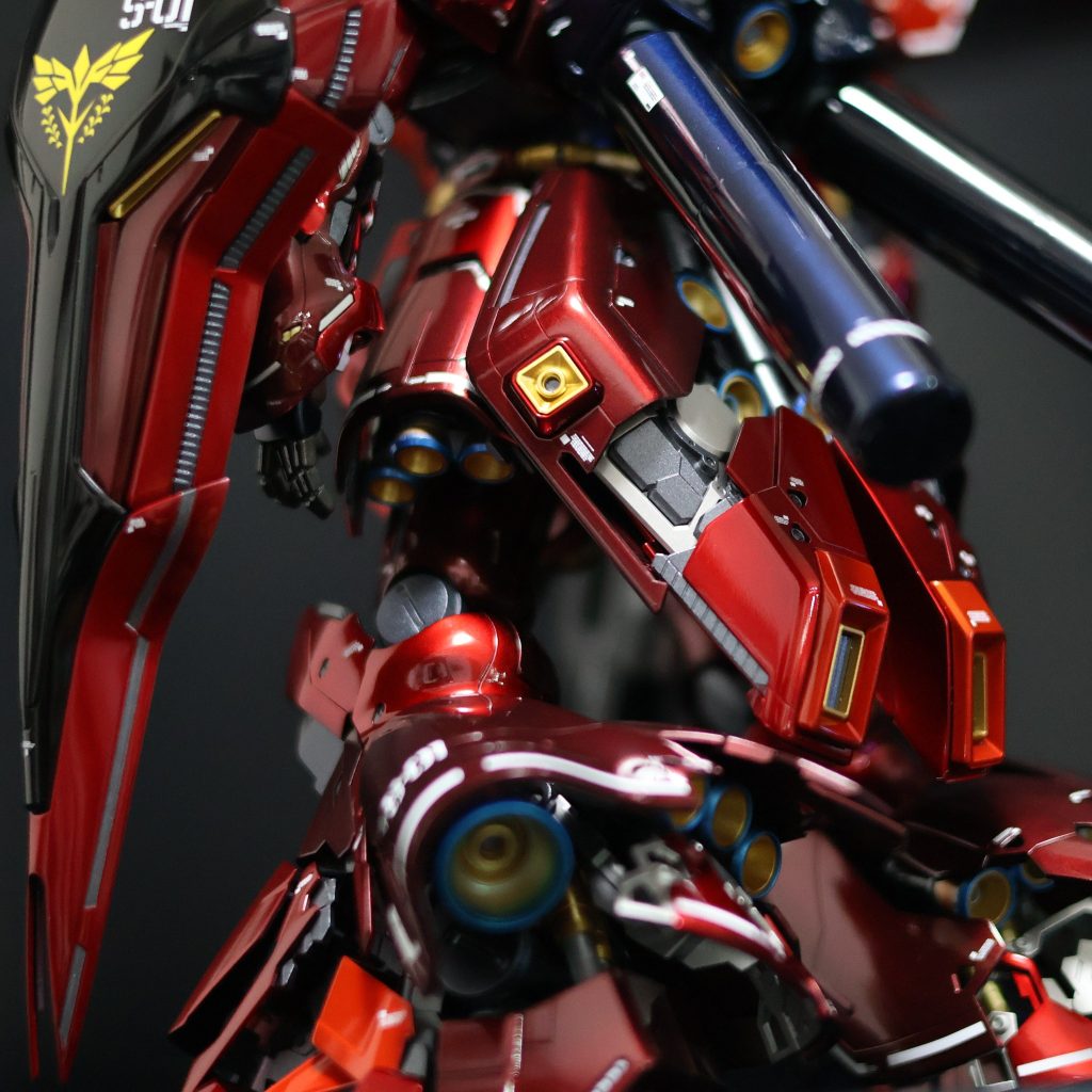 バーニアはヒートグラデーションかけてますが殆ど見えないんですね、悲しいです。(zaku-kao9)それにしてもバックショットも情報量がとんでもないですね、ほんとに素晴らしいです。