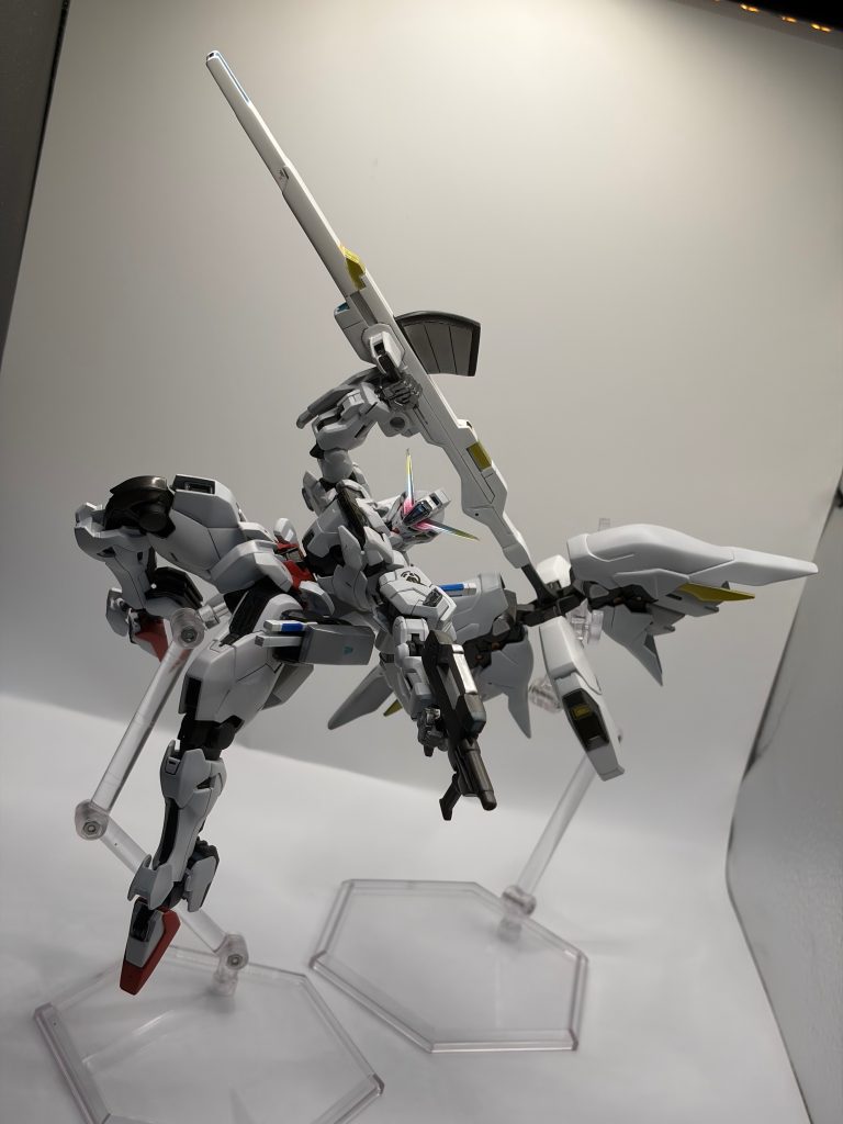 元のライフル機構はオミットした設定にしたので取り回しの良いビームマシンガンをサブ兵装に。弾倉はウイングバインダーの燃料カートリッジ的な感じに