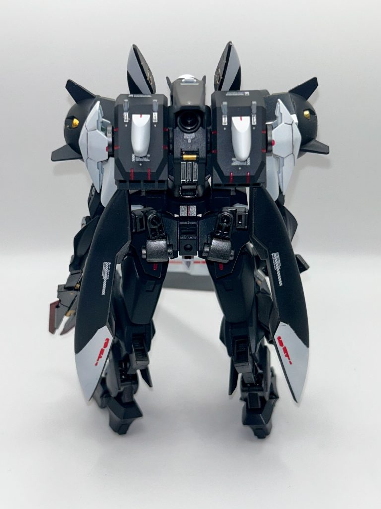背面。背面のバインダーはスローネの肩関節とオプションセットを軸に稼働するようにしています。ジンクスの改造ならこのパーツは絶対に使いたくて、どこに配置するか悩みました💦