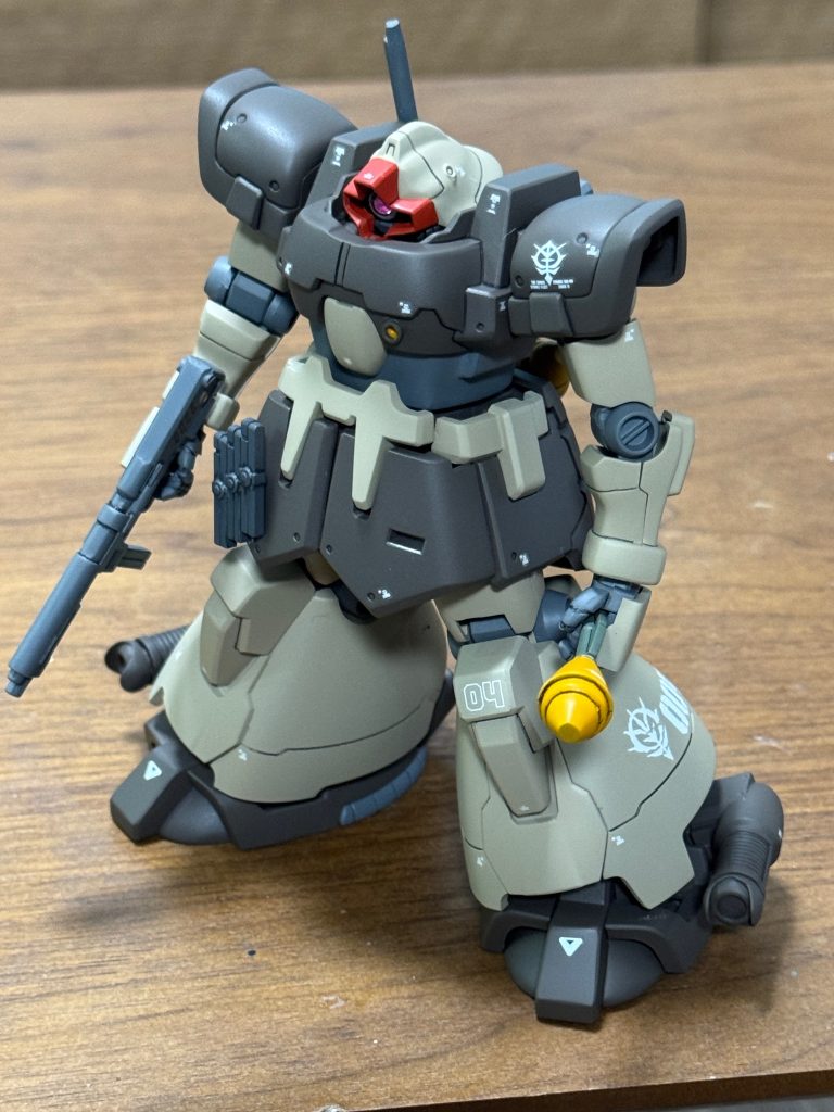 合わせ目を消して、モノアイ改造&顎引き、スジボリを少ししました。