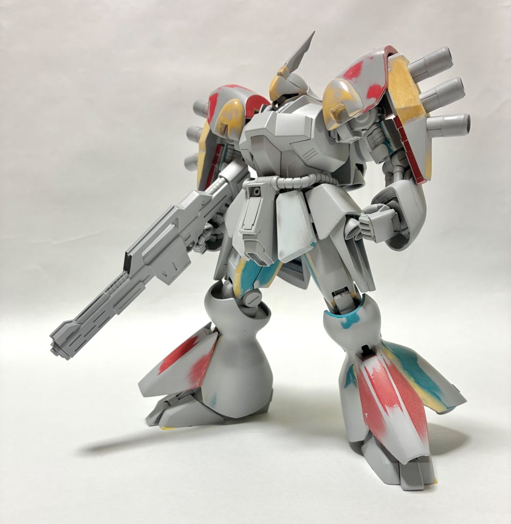 製作途中です。アンテナ、肩装甲、ファンネル、脛装甲、ビームライフルをサザビーから流用しています。また、顔面一部、肩のアポジモーター基部、ファンネルラック、腹部メガ粒子砲、大腿部、脛装甲の周辺、爪先をパテプラ板で再現しました。また、フロントスカートが元キットのままだとペラペラだったので、プラ板を貼り足しています。