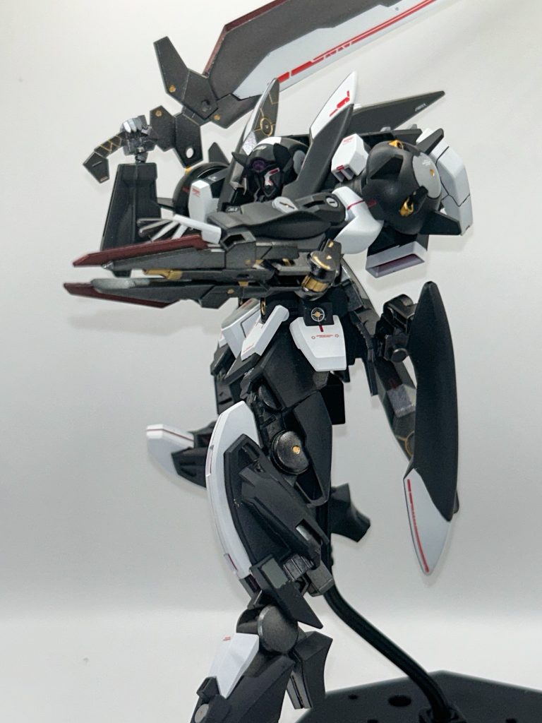 武装に関してはどこかにファングもつけたかったのですが、ちょっとゴテゴテし過ぎるなぁという事で、左腕ライフルのソードビット2本のみです。画像だと分かりづらいですが、右手首は大剣を構える為ボールジョイントを切ってプラ板挟んで角度を付けています。