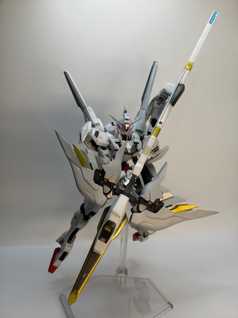 キャリバーンの主兵装であるVRR（Variable Rod Rifle）をVBL（Variable Broom Lance）可変箒槍に改造しました。魔女＝箒、キャリバーン＝アーサー王物語カリバーン＝騎士？＝槍！？という安直な連想から始めたビルドですがだんだんイメージが形になっていくのはガンプラの楽しいところですね。&nbsp;