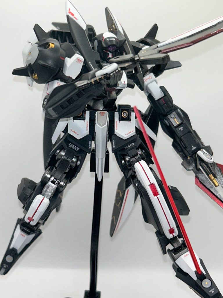 足の関節が全く違う構造だったので、削って穴開けて3ミリ棒挟んでと結構弄りましたが、上手くハマって良かったです。つま先からの足サーベルはやっぱりサーシェス機なら付けなきゃ！と急遽足しました　笑
