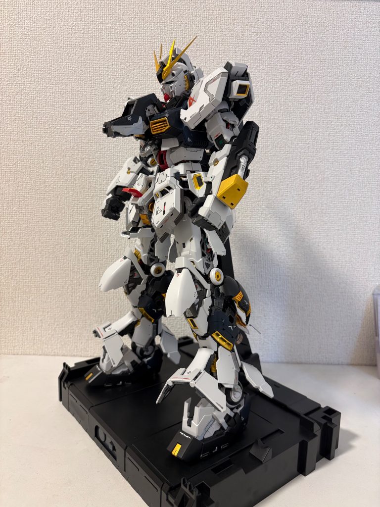 胸部フィン、左腕部サーベルボックス、ブレードアンテナはゴールド＋クリアイエローで仕上げています。