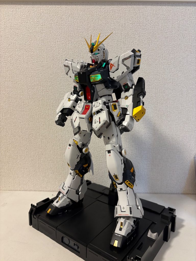 νガンダムって、正統派ガンダムでありながら目つきが鋭くて顔が長めという、ZのDNAも少し感じる気がします。鋭く無機質な顔つきは威圧感もありますよね。