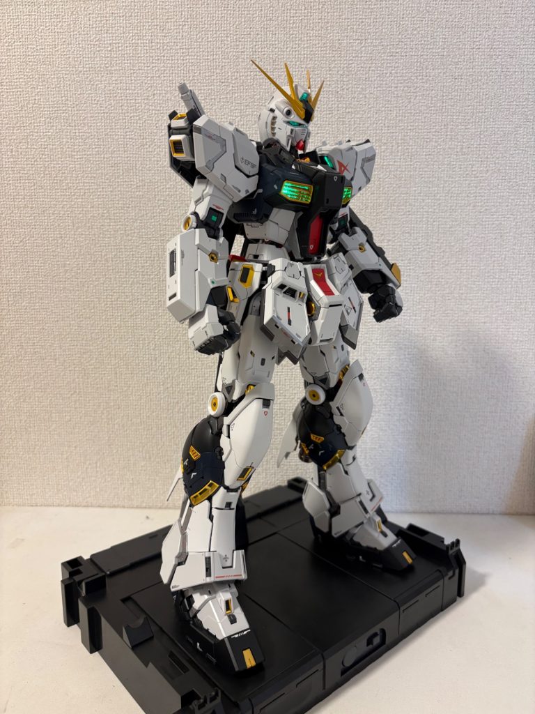 普段はクスィーGやサイサリス、ムーンガンダムのような悪役顔のガンダムが好きな私でも、νガンダムはやはり特別です。作ってよかった（まだ終わってないぞ！）ビームライフル、バズーカ、シールドも完成しているので別投稿で上げさせていただきます。最後まで御閲覧いただきありがとうございました！