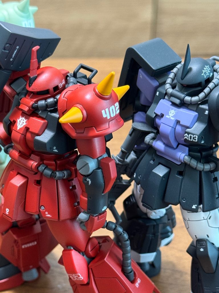 前に作った黒い三連星ガイア機さんと。赤い機体はとても苦手ですが(赤の調合が難しい💦)やり切った感があり良かったです。これでザクⅡF2型のストックが切れてしまい発作が…今回もご観覧ありがとうございます。皆様のイイネ👍にとても励まされております🙇次回作はミキシングで放置してある機体で作ってみようと思っております。次回も是非ご観覧下さい。
