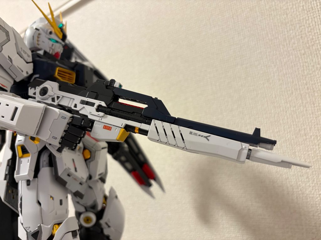 まずはビームライフル。内部のフレームだけ光沢仕上げしてますが、ほとんど隠れました。マガジンに当たる部品は取り外せますが、Eパック方式だったっけ？