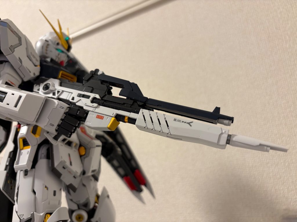 一部スライドギミックがあります。開くと光沢仕上げした内部フレームが見える！写ってないけど！