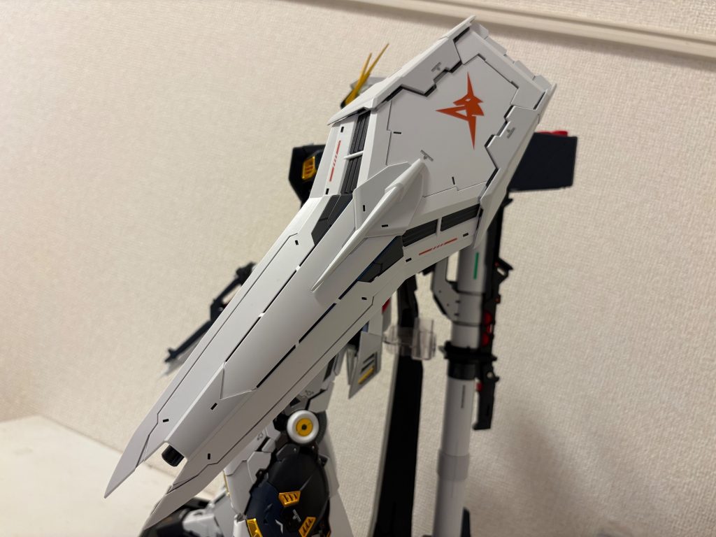 続いてシールド。かなり大きくて目立つので綺麗に作らないといけないプレッシャーを感じました。