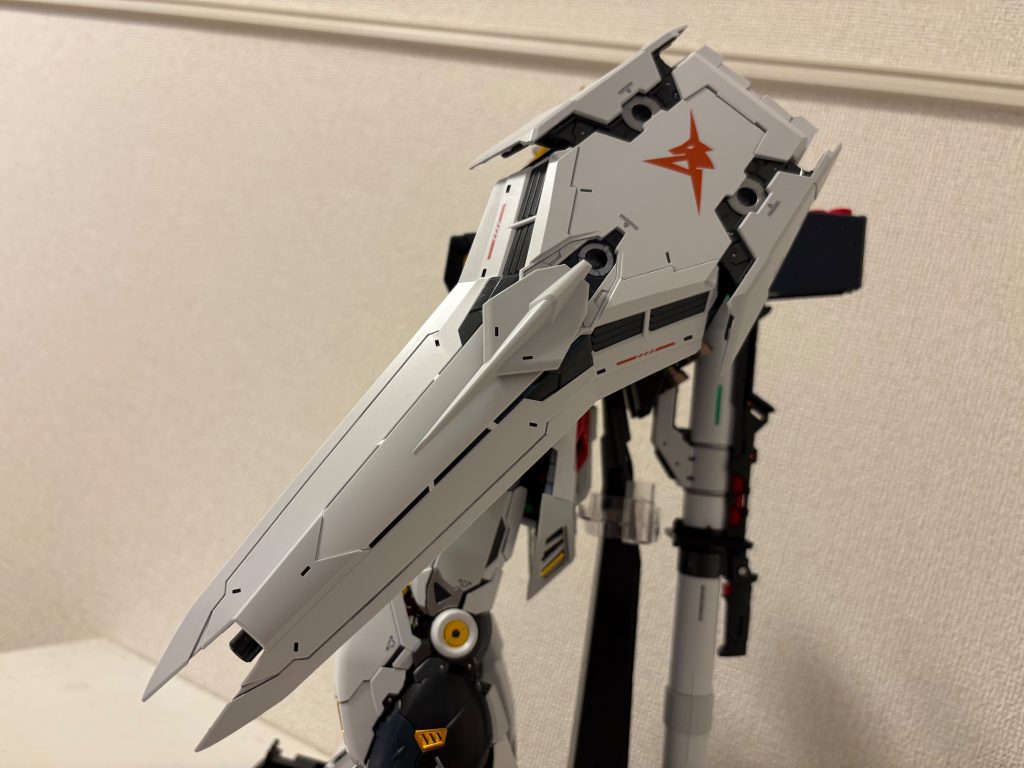 こちらも一部スライドギミックが搭載。内部のシルバーのホールはどういった役割があるのでしょうか。説明書には特に記載がありませんが…。