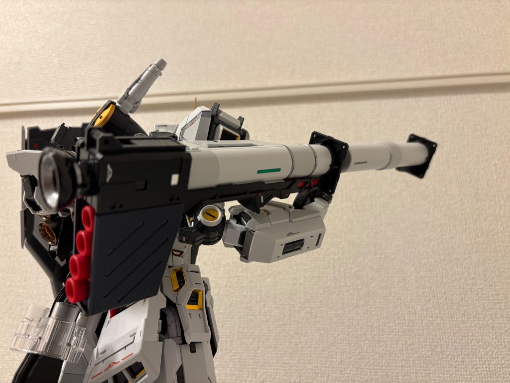 フィンファンネル以外の武装だと一番大きいので迫力があります。弾倉に入っている弾頭は一つずつ取り外しが可能です。
