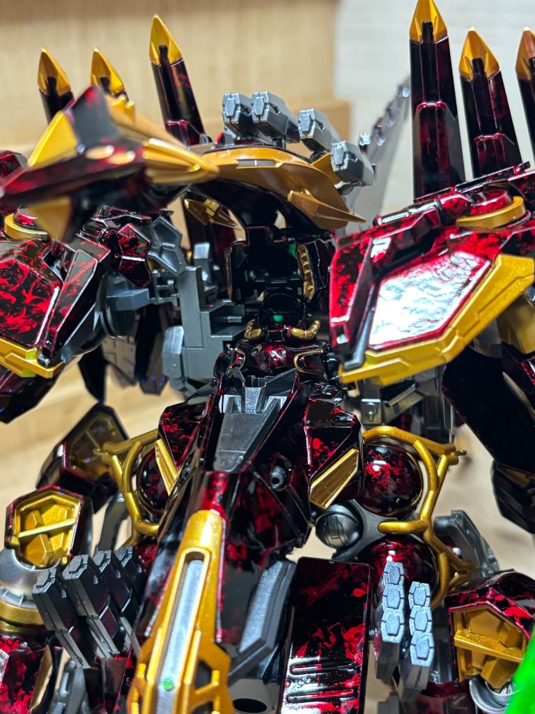 影になって見え辛いザク頭！胸に金で墨入れしたのがチャームポイント！