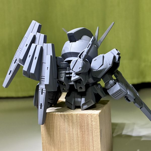 上半身はほぼ終わりました。ライフルは薄っぺらなのでプラ板から作成ふくらはぎのスラスターが無いので作成サフ吹いて仮組みしてみました。なんかイマイチなんですよねぇ。（3枚目）