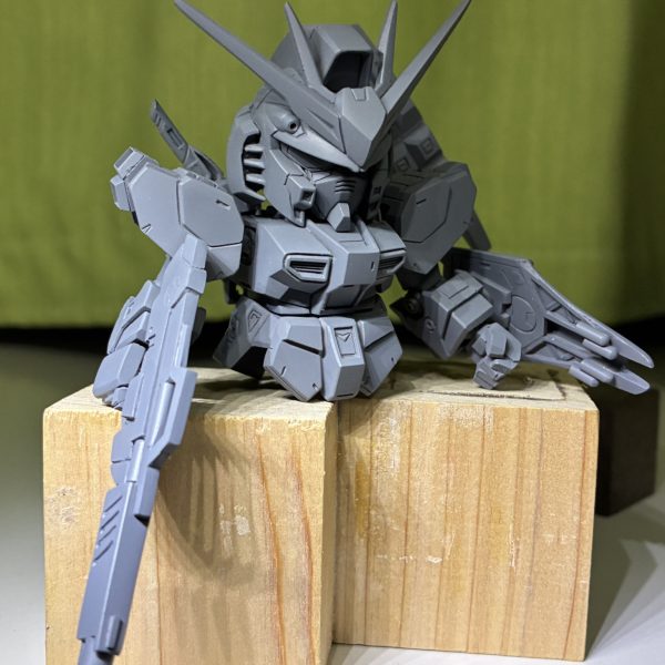 上半身はほぼ終わりました。ライフルは薄っぺらなのでプラ板から作成ふくらはぎのスラスターが無いので作成サフ吹いて仮組みしてみました。なんかイマイチなんですよねぇ。（2枚目）