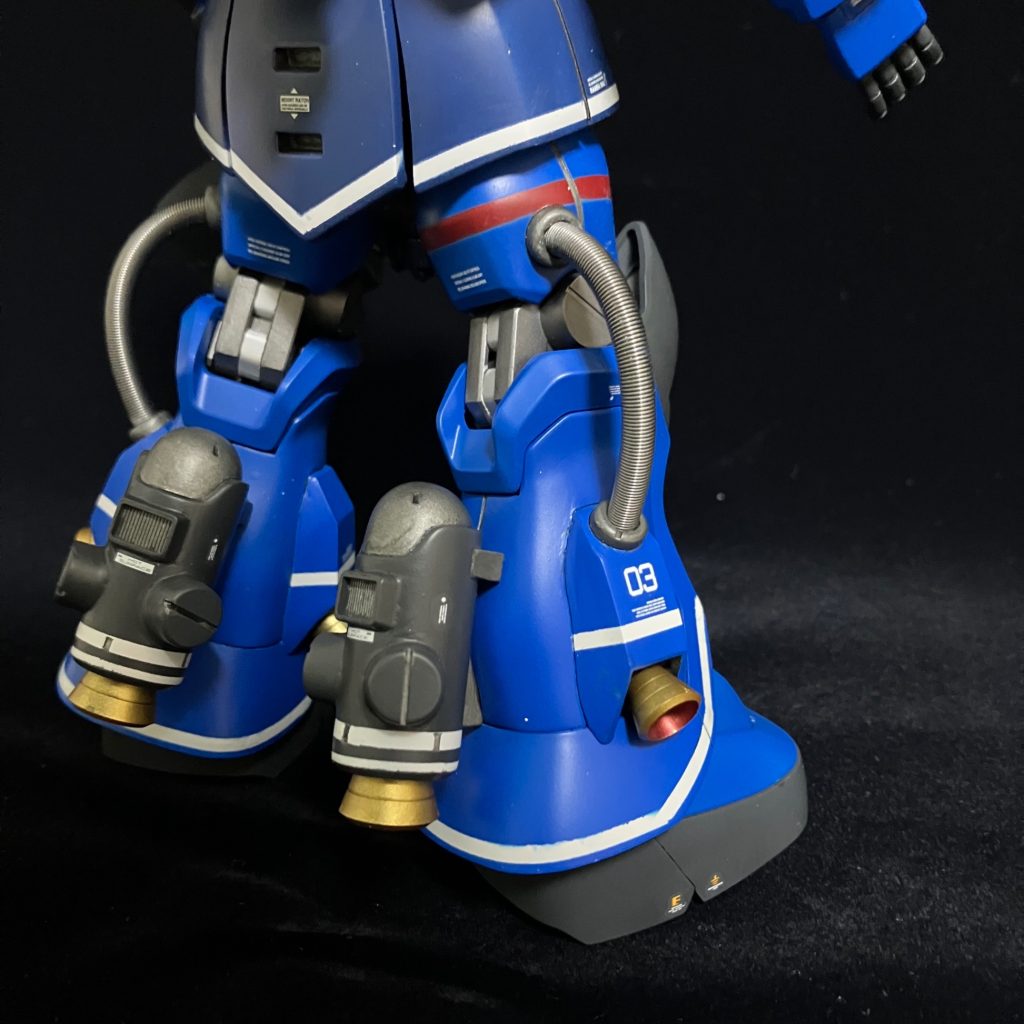 ふくらはぎの後ろに、推進器を追加しています。ズゴックのハイドロジェットエンジンを活用しています。左右のサブスラスターを大型化しています。