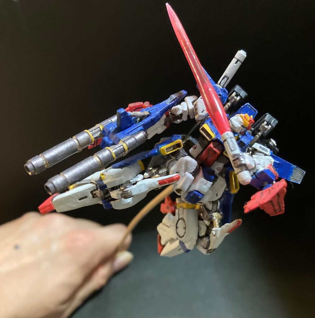 ハイパービームサーベル用の握り手はプラ角棒から削り出しました。