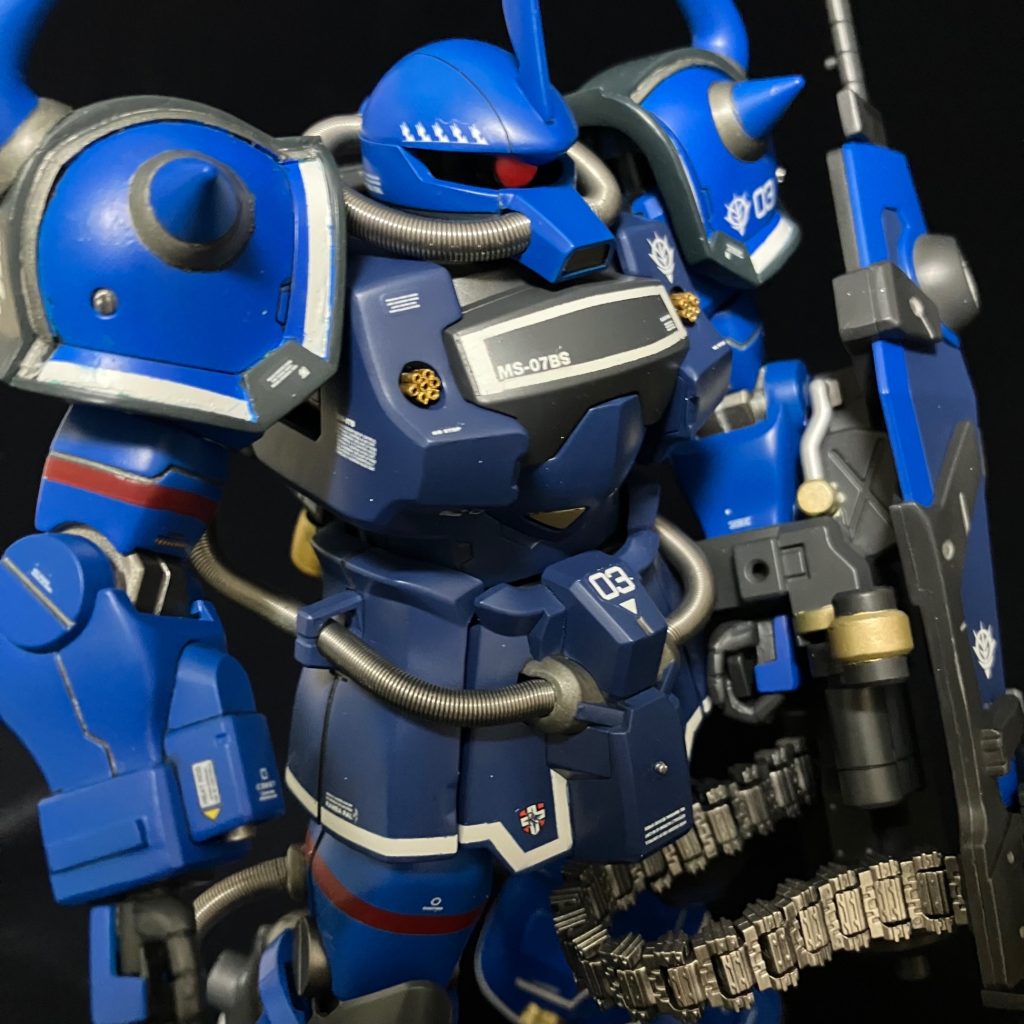 胸部にオリジンザクを真似して胸部バルカンを追加しています。肩アーマーは、復讐のレクイエムで出てきたグフカスタムを真似て装甲を追加しています。