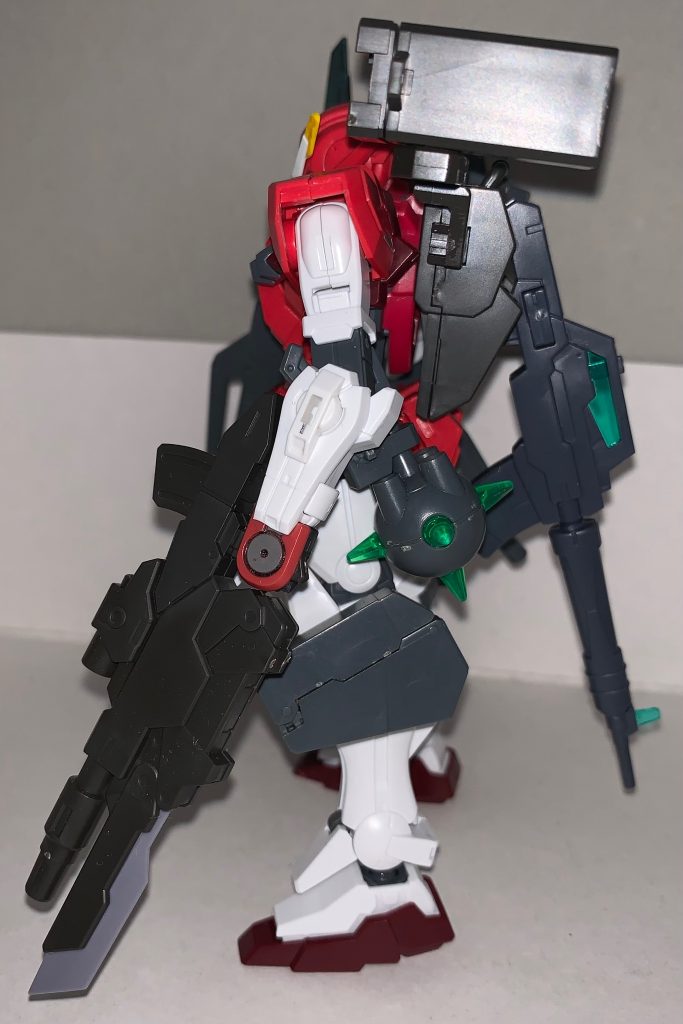 左側です左腕の拳だけアヘッドのものに変えてます（ガンダムエクシアリペアⅣの左腕イメージです）バッグパックの左側はミサイルポッドが着いてます