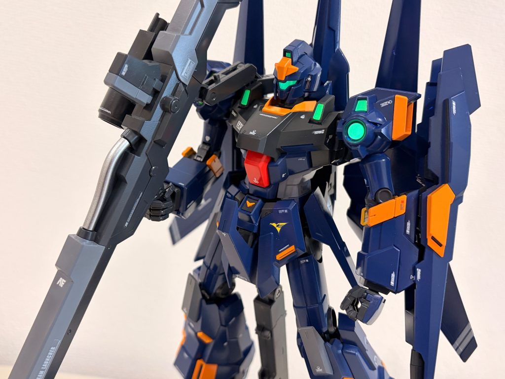 残念ながら、以前RG Ζガンダムを変形させた際に破損させてしまった経験があるため、今回は無理をせず、変形は途中で断念しました&nbsp;&nbsp;まとめこれまでは「全塗装をするなら、表面処理や筋彫りは欠かせない」と初心者ながら思っていました。しかし、今回のように工作を大きく加えず、そのまま塗装するだけでも十分以上に格好良く仕上がることを実感しました。&nbsp;最後に、この機体のために考えたオリジナル設定も掲載しています。