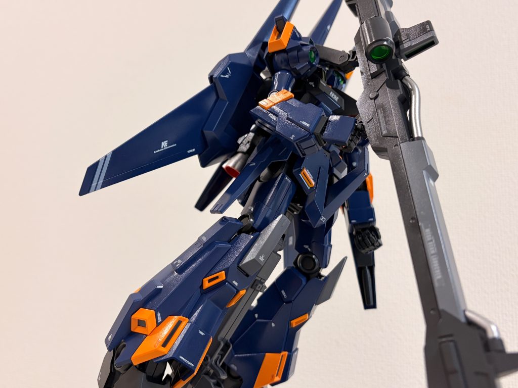 今回の製作で、改めてプライマーの効果を実感しました。ABSパーツにも塗料がしっかりと乗り、きれいに仕上げることができたので、これからの塗装の幅がさらに広がりそうです。&nbsp;仕上げはつや消しも検討しましたが、全体の印象が少し落ち着きすぎると感じたため、今回は光沢仕上げを選びました。光沢によってティターンズらしい引き締まった雰囲気が出せたと思いますし、必要であれば後からつや消しに変更できるのも魅力ですね。