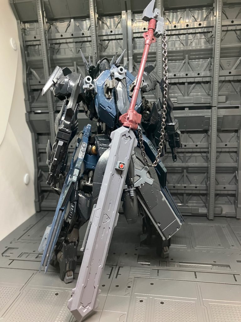 バルバトスダークウォーリアーソードメイスと様々な武器を駆使して戦う謎多き機体どこで開発されたのかパイロットは誰なのか全くの謎であるしかし見た目とは裏腹に貧しい人々や国を脅かす強者や軍、国には堂々と立ち向かい人々を助け、役目を終えると忽然と姿を消す故に一部の人々達からは黒き守護神と言われている