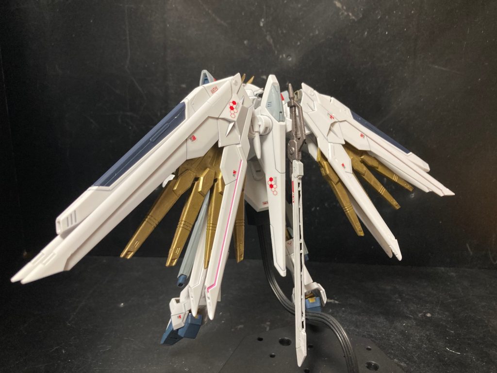 背面。機体全体を覆う様に大きくプラウドディフェンダーが装備されています。