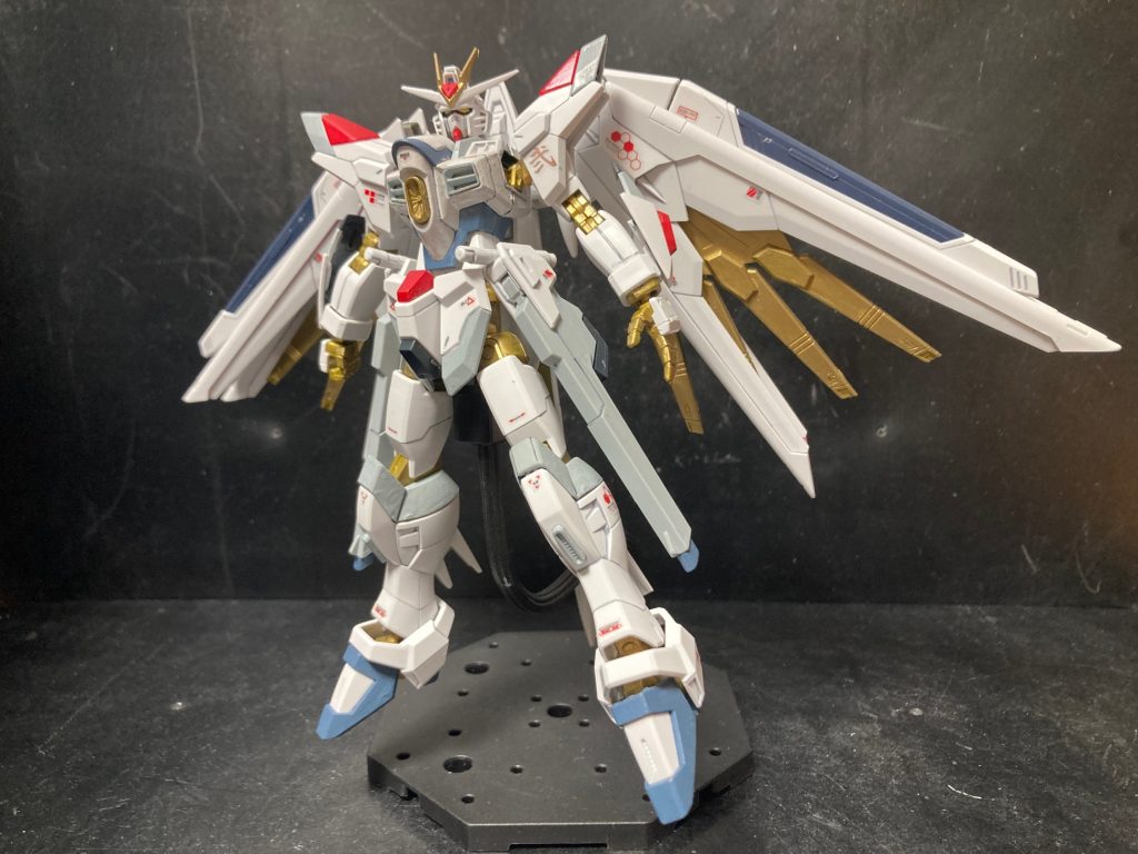 ガンダムSEEDフリーダムの主役機ですね。バックパックにプラウドディフェンダーを装備して無双、劇中最強の機体です。でも個人的には色々と納得いかなかったんですよね〜