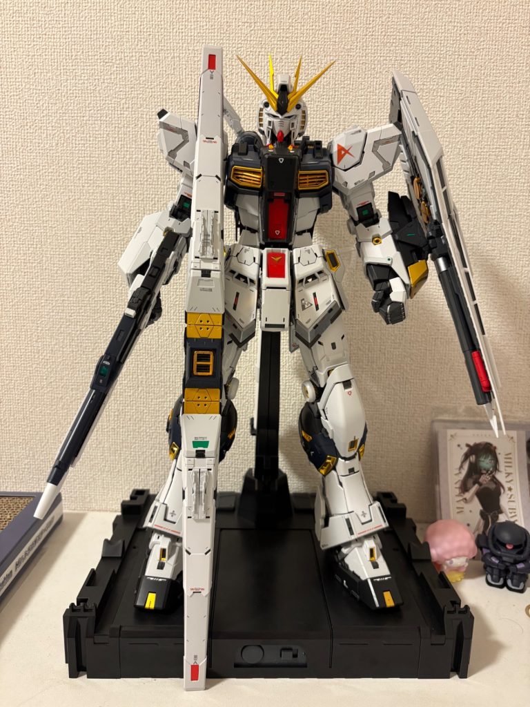 ファンネルはνガンダムより少し大きいくらい。映像作品などでみるとあまり気付きませんがフィンファンネルってかなり大きいんですね。