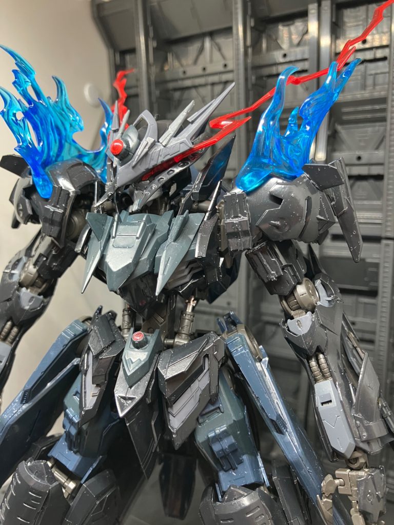 圧倒的な力を振るうダークウォーリアーしかしこの機体にはまだまだ未知の力を秘めておりもう一つの姿を持っているらしいその証拠に対峙し生き残ったパイロットはこうつぶやいていた『魔王を見た！』と・・・